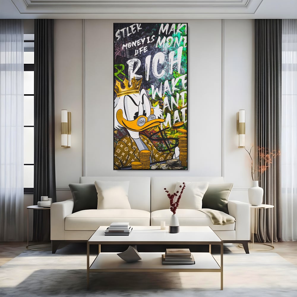 Tablou canvas cu tablou canvas cu scrooge mcduck si bani, in rama de aluminiu negru, pe perete intr-un living